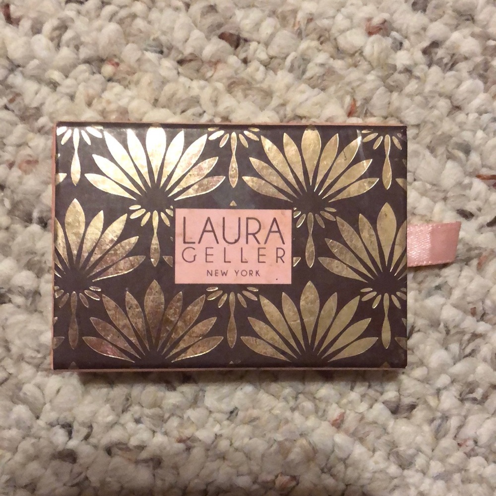 Eye shadow pallet